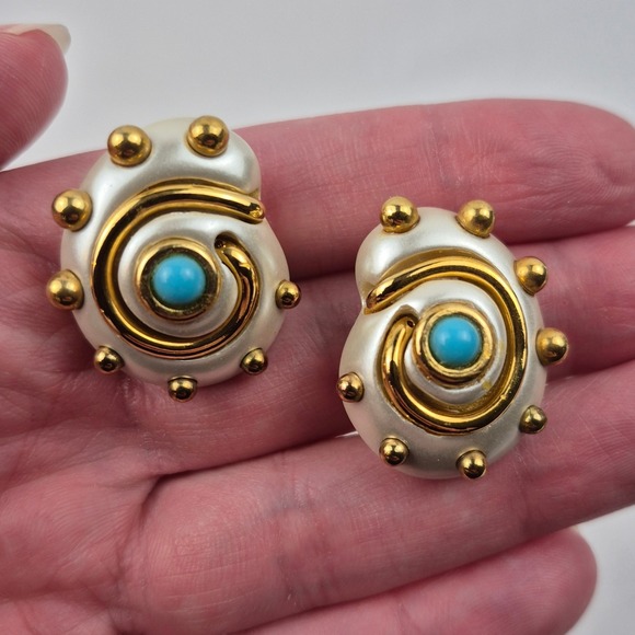 Kenneth Lane KJL Gold Tone Blue Cabochon Clip On Earrings Regal Studded VTG - Picture 2 of 6